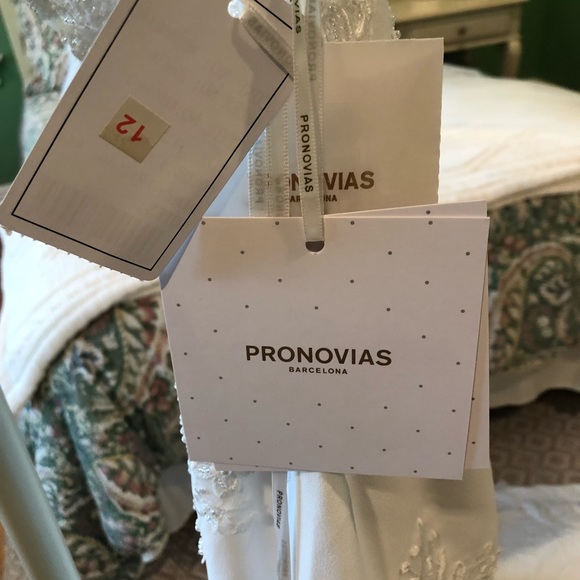 Pronovias Wedding Dress. - Picture 12 of 16